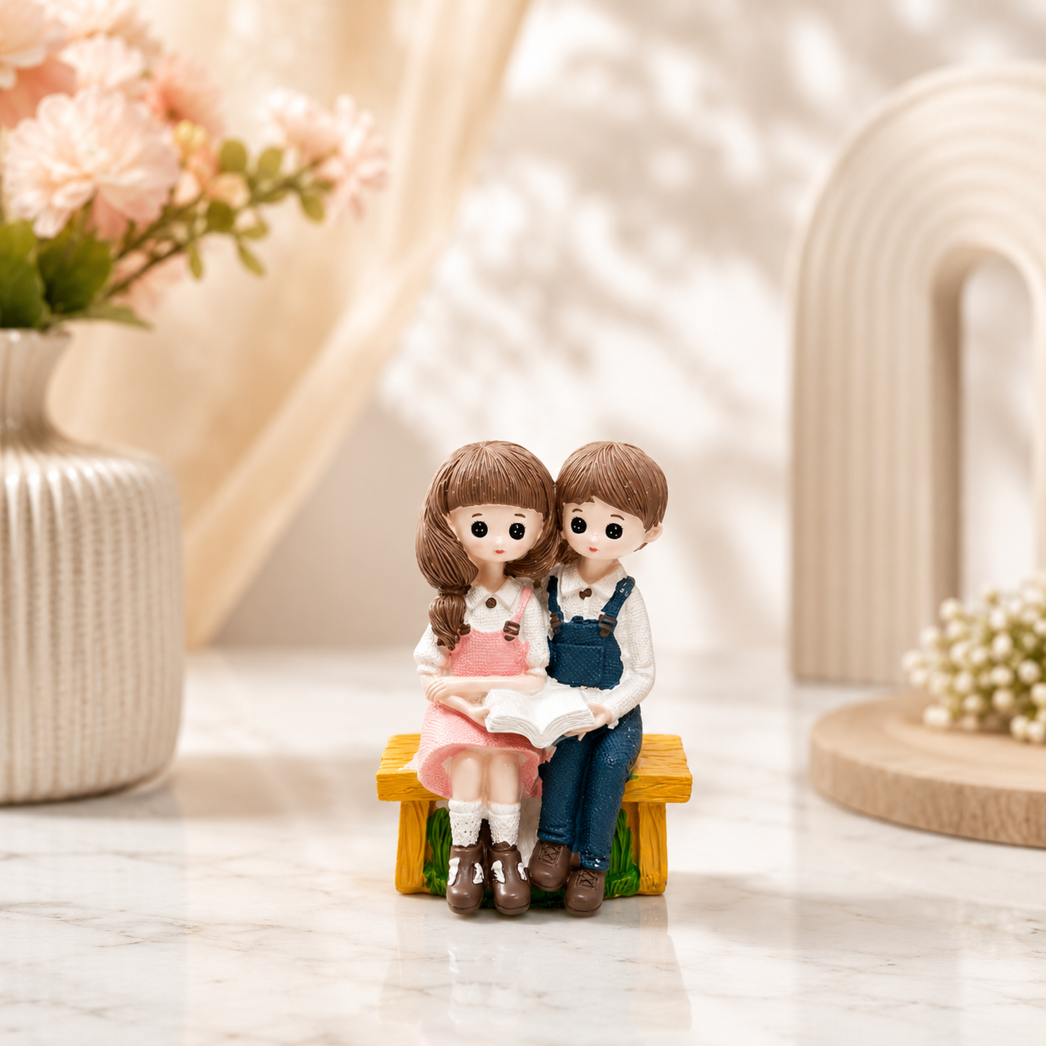 Cute Reading Couple Figurine – Romantic Resin Showpiece for Home Décor